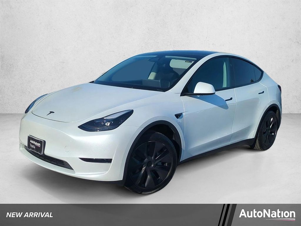 2025 Tesla Model Y photo 1
