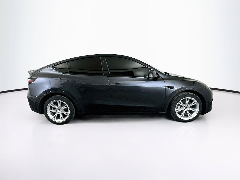2024 Tesla Model Y photo 1