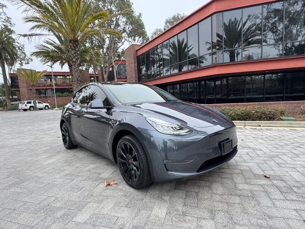 2024 Tesla Model Y photo 1
