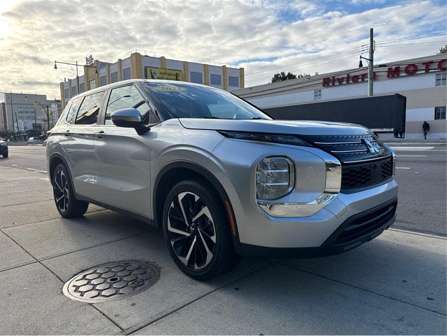 2022 Mitsubishi Outlander ES
