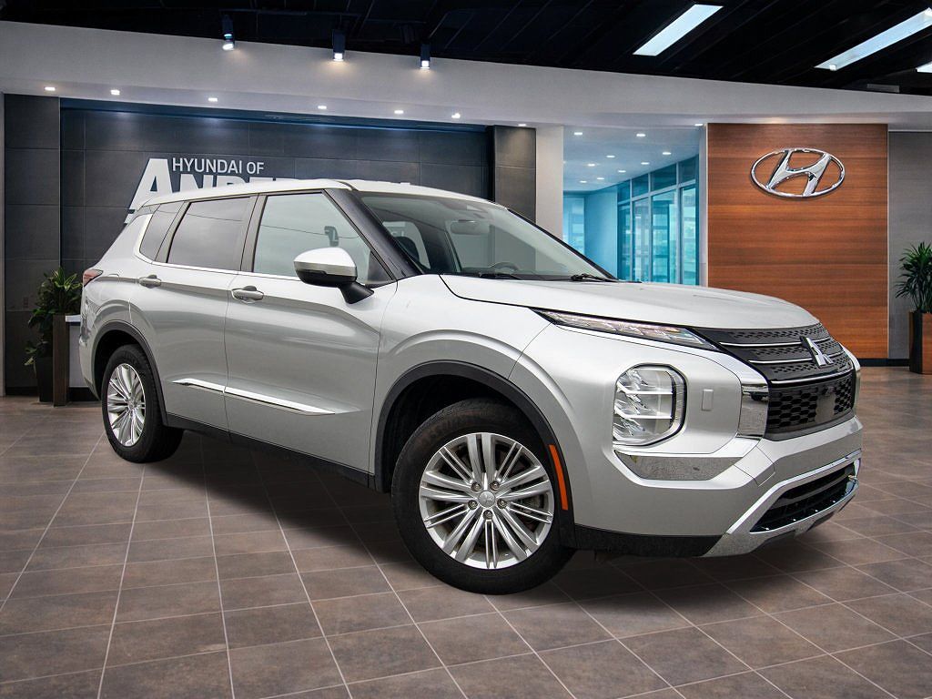2022 Mitsubishi Outlander ES