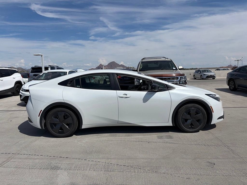 2025 Toyota Prius LE