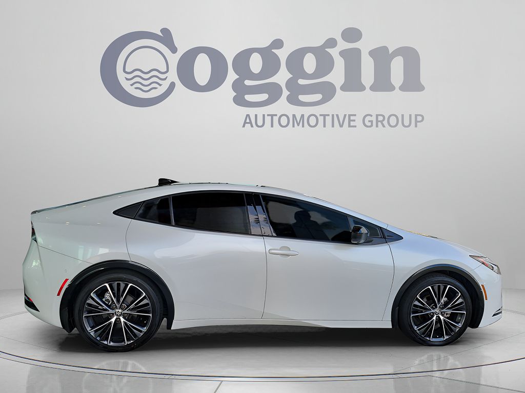 2025 Toyota Prius LE