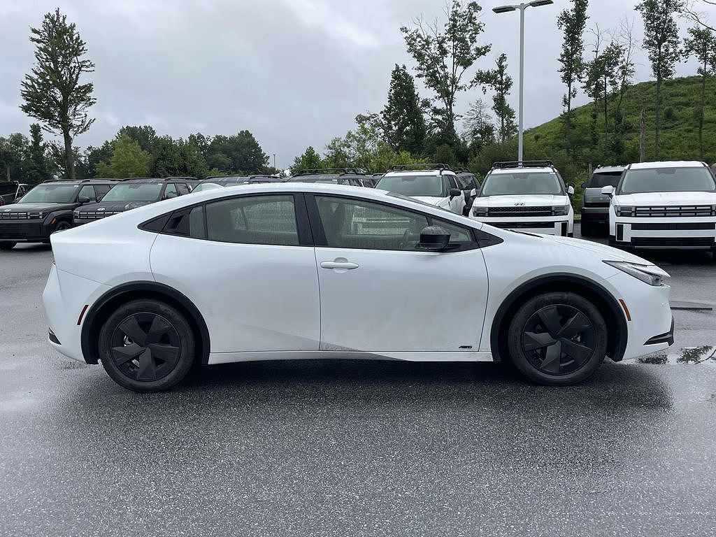 2025 Toyota Prius LE