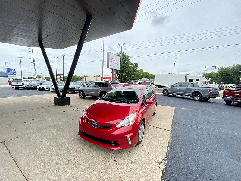 2014 Toyota Prius v Five