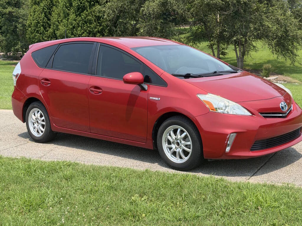 2014 Toyota Prius v Five