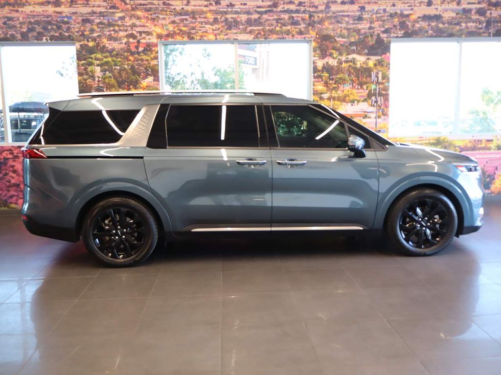 2024 Kia Carnival SX