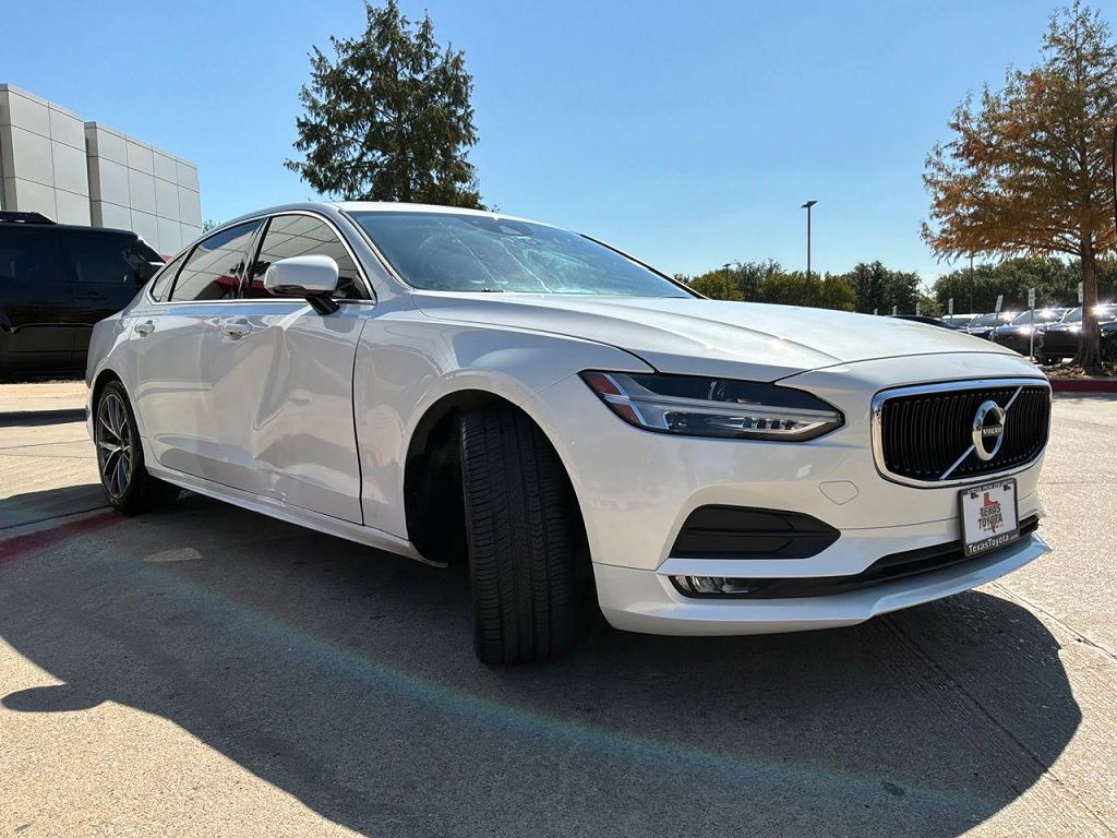 2019 Volvo S90 T6 Momentum