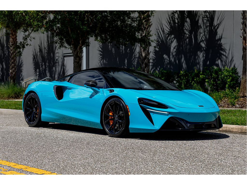 2023 McLaren Artura