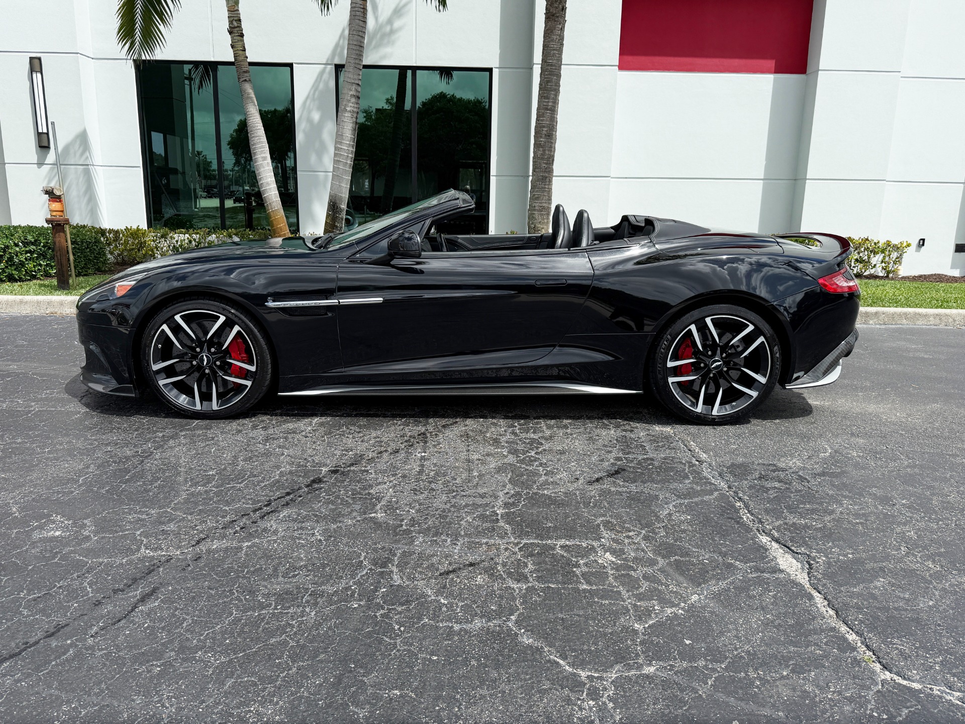 Vehicle Image 38 of 70 for 2018 Aston Martin Vanquish S