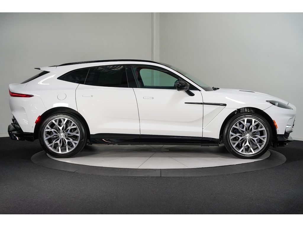 2023 Aston Martin DBX707