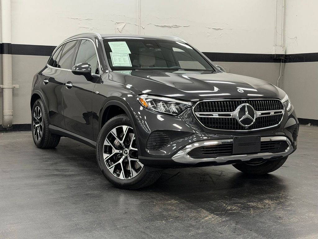 2025 Mercedes-Benz GLC 350e photo 1