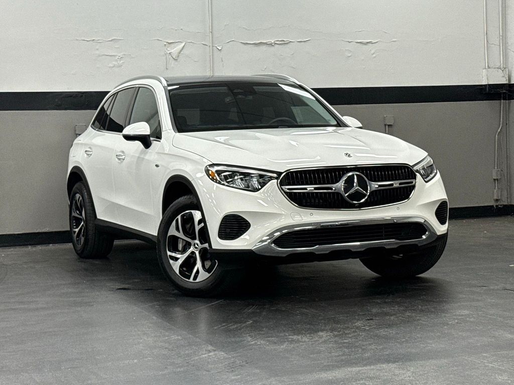 2025 Mercedes-Benz GLC 350e photo 1