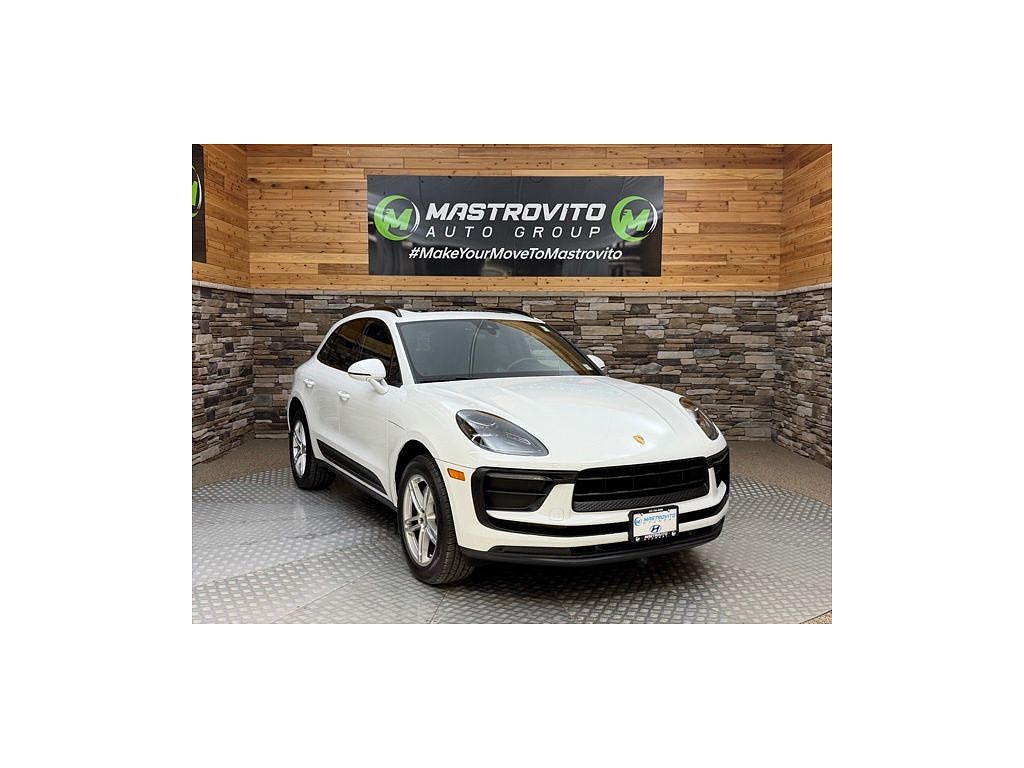 2022 Porsche Macan Black /RED