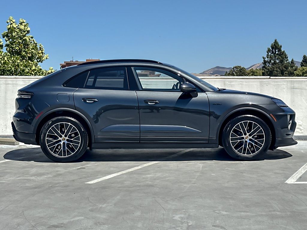 2025 Porsche Macan photo 1