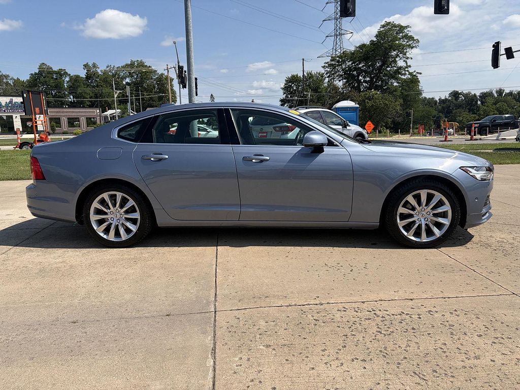 2017 Volvo S90