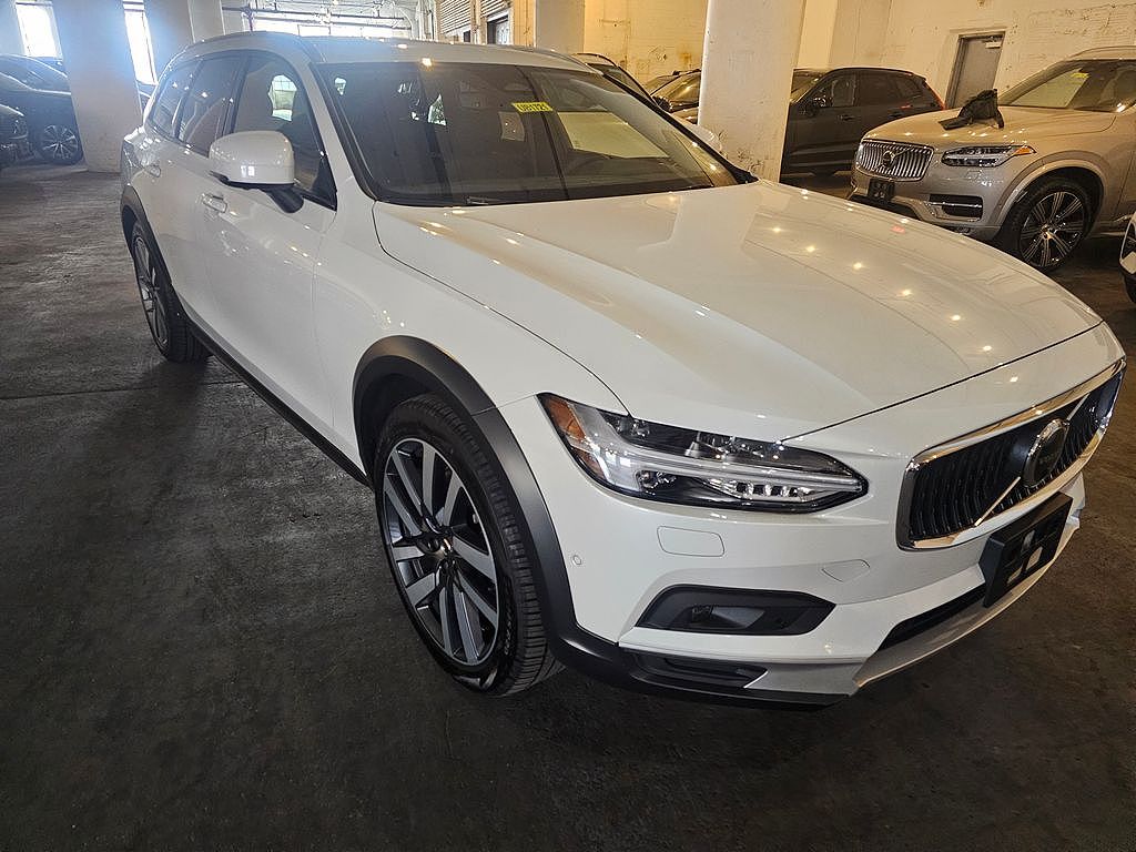 2025 Volvo V90 B6 Plus
