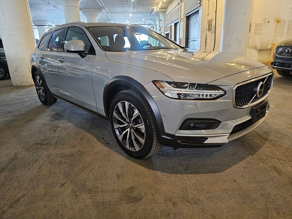 2025 Volvo V90 B6 Plus