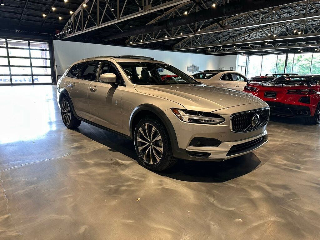 2025 Volvo V90 B6 Plus