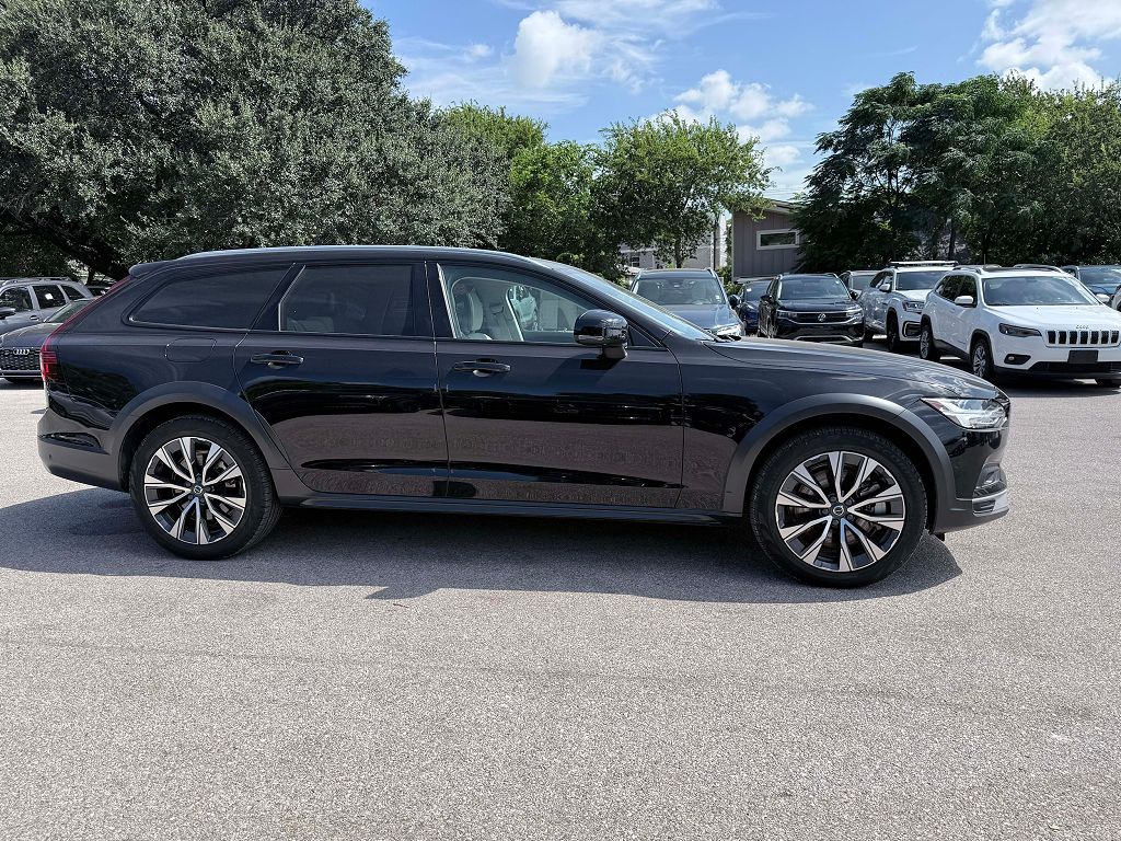 2025 Volvo V90 Cross Country B6 Plus
