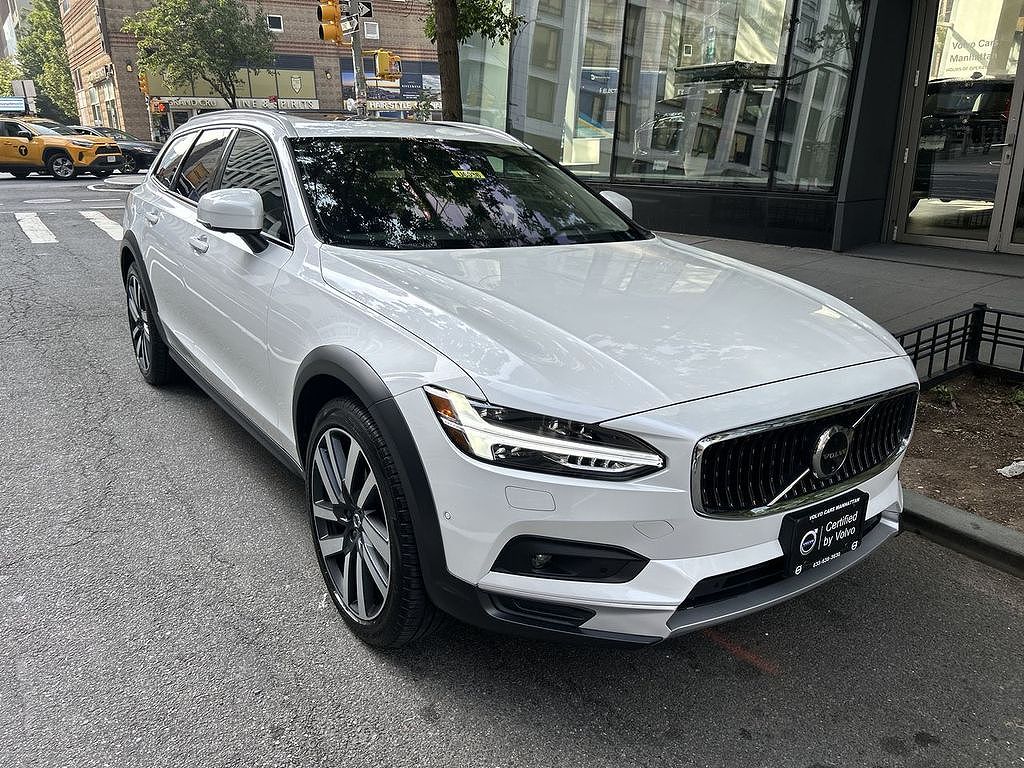 2025 Volvo V90 B6 Plus