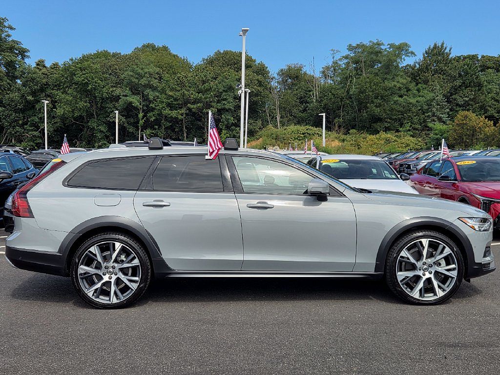 2025 Volvo V90 B6 Ultra