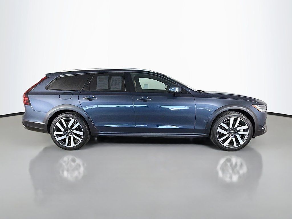 2025 Volvo V90 B6 Ultra