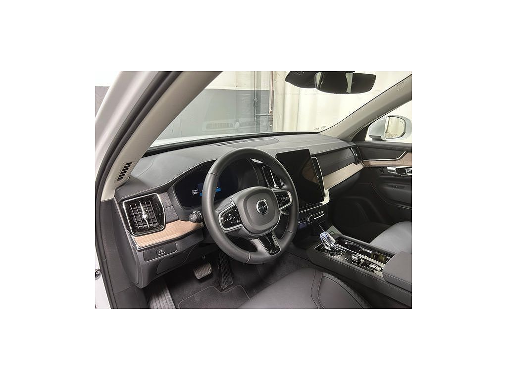 2025 Volvo XC90 B6 Plus