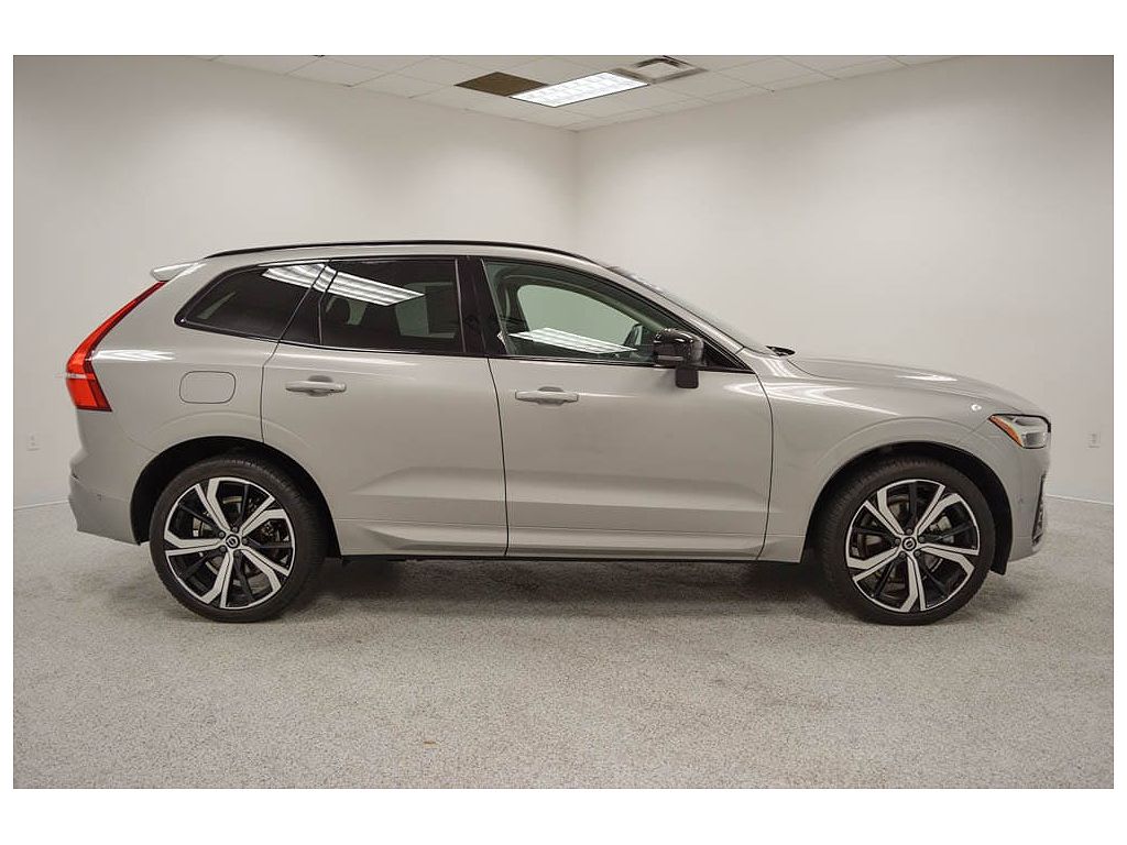 2023 Volvo XC60 B6 Ultimate Dark