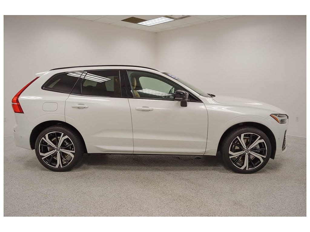 2023 Volvo XC60 B6 Ultimate Dark