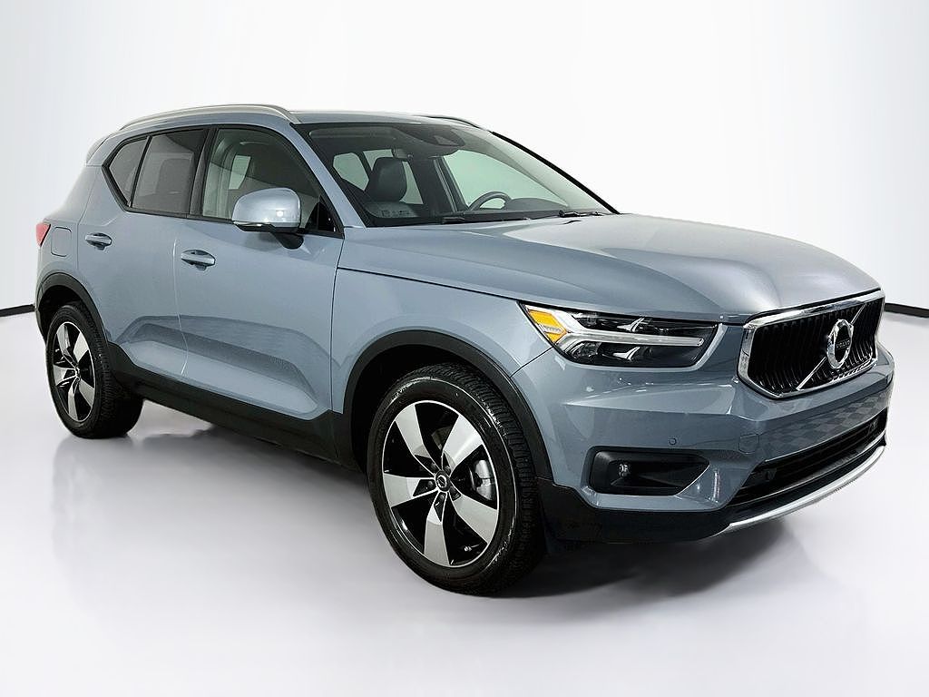 2022 Volvo XC40 T5 Momentum
