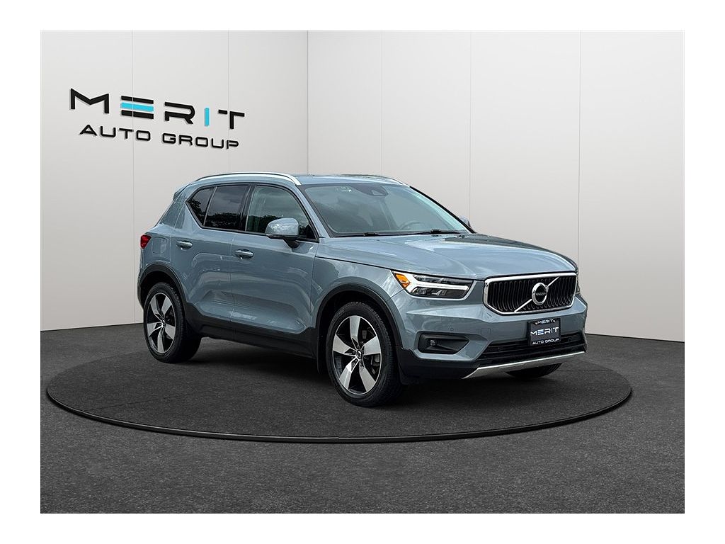2021 Volvo XC40 T5 Momentum