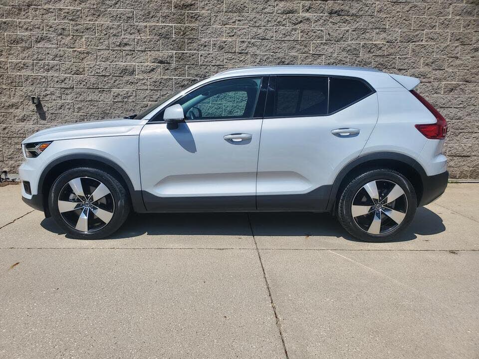2022 Volvo XC40 T5 Momentum