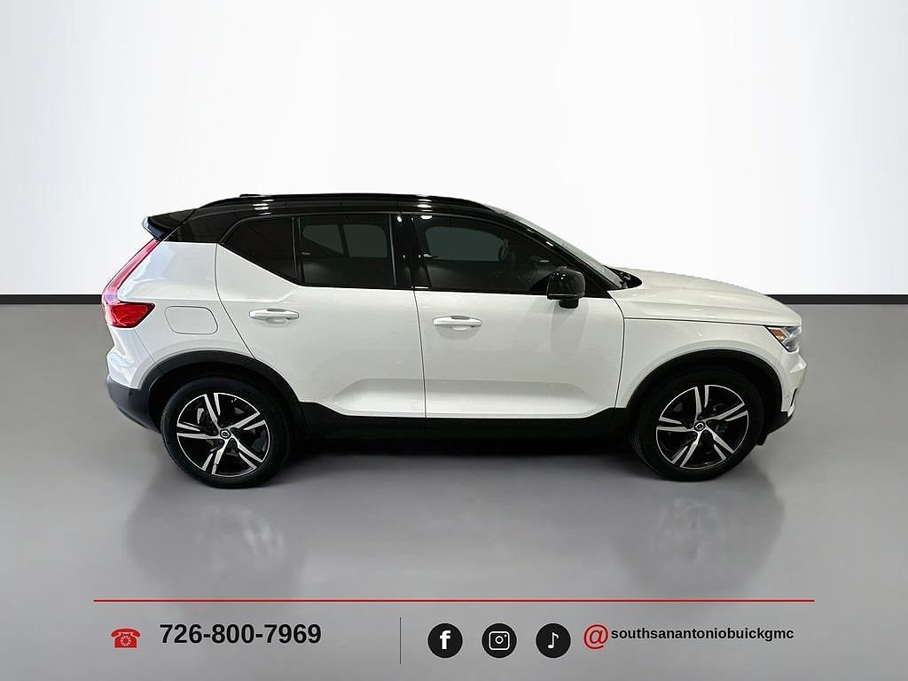 2022 Volvo XC40 T5 R-Design