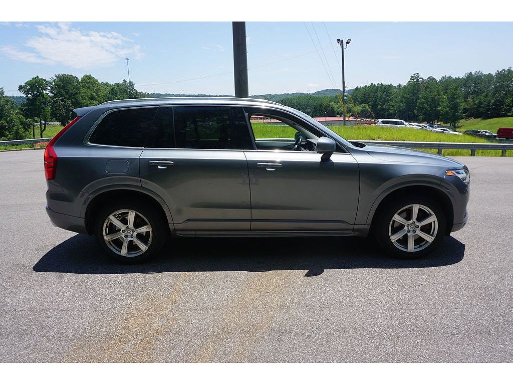 2020 Volvo XC90 T6 Momentum