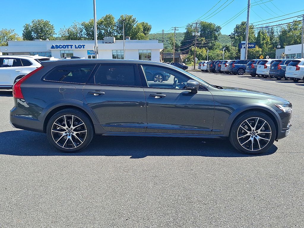 2020 Volvo V90 Cross Country T6