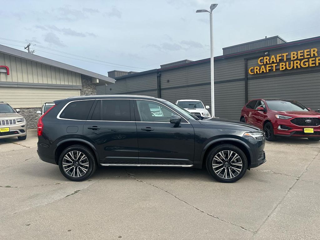 2022 Volvo XC90 T6 Momentum