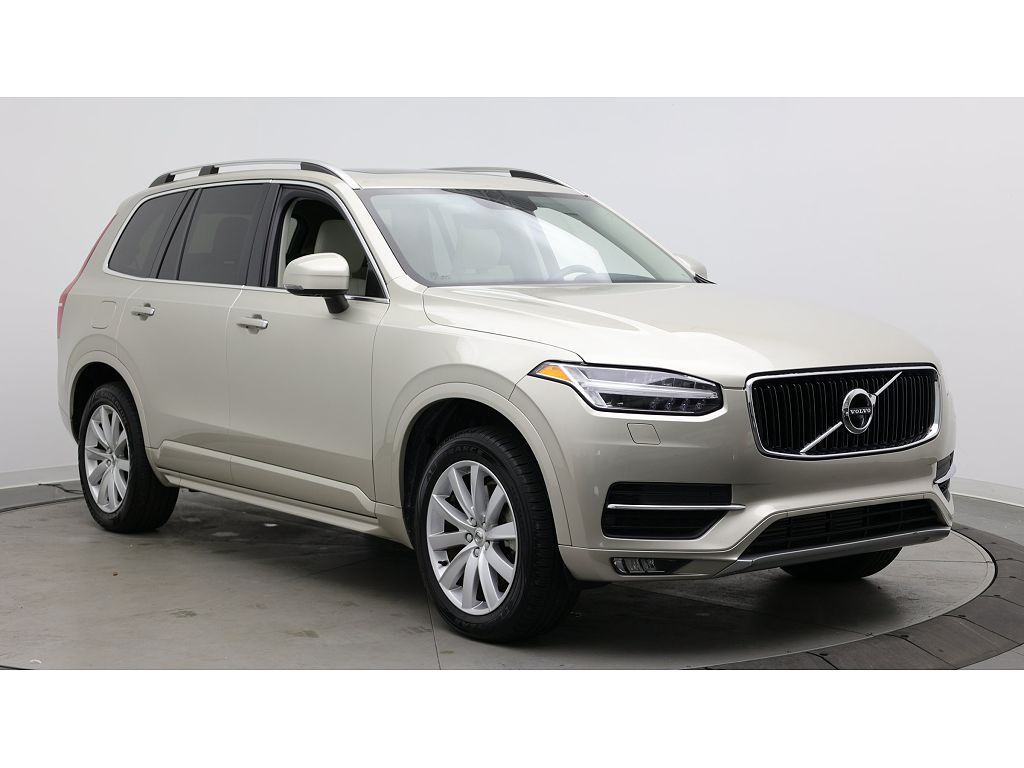 2016 Volvo XC90 T6 Momentum