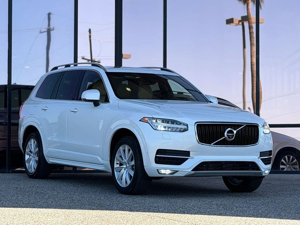 2016 Volvo XC90 T6 Momentum