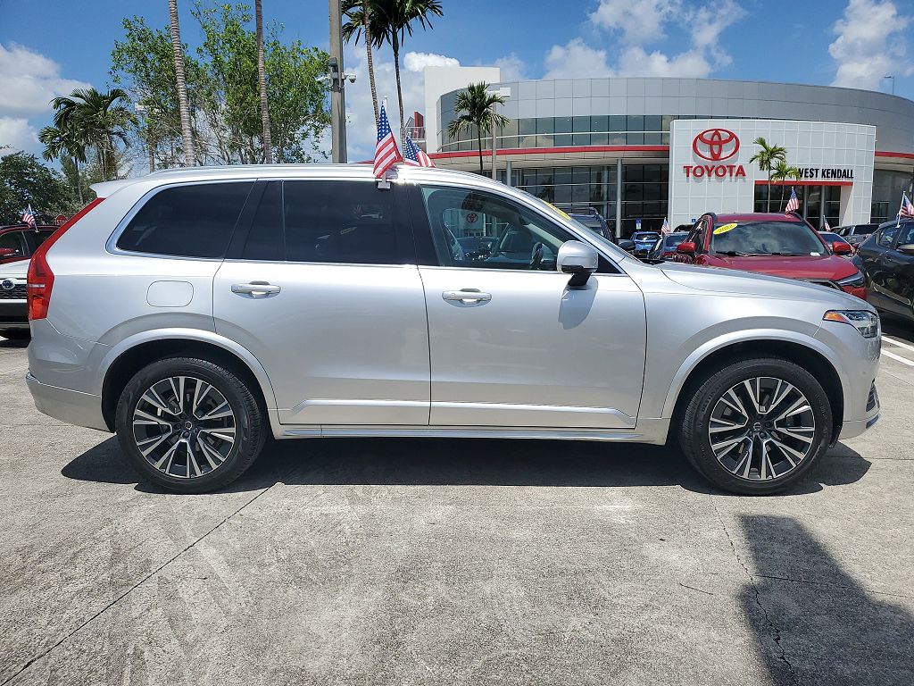2022 Volvo XC90 T6 Momentum