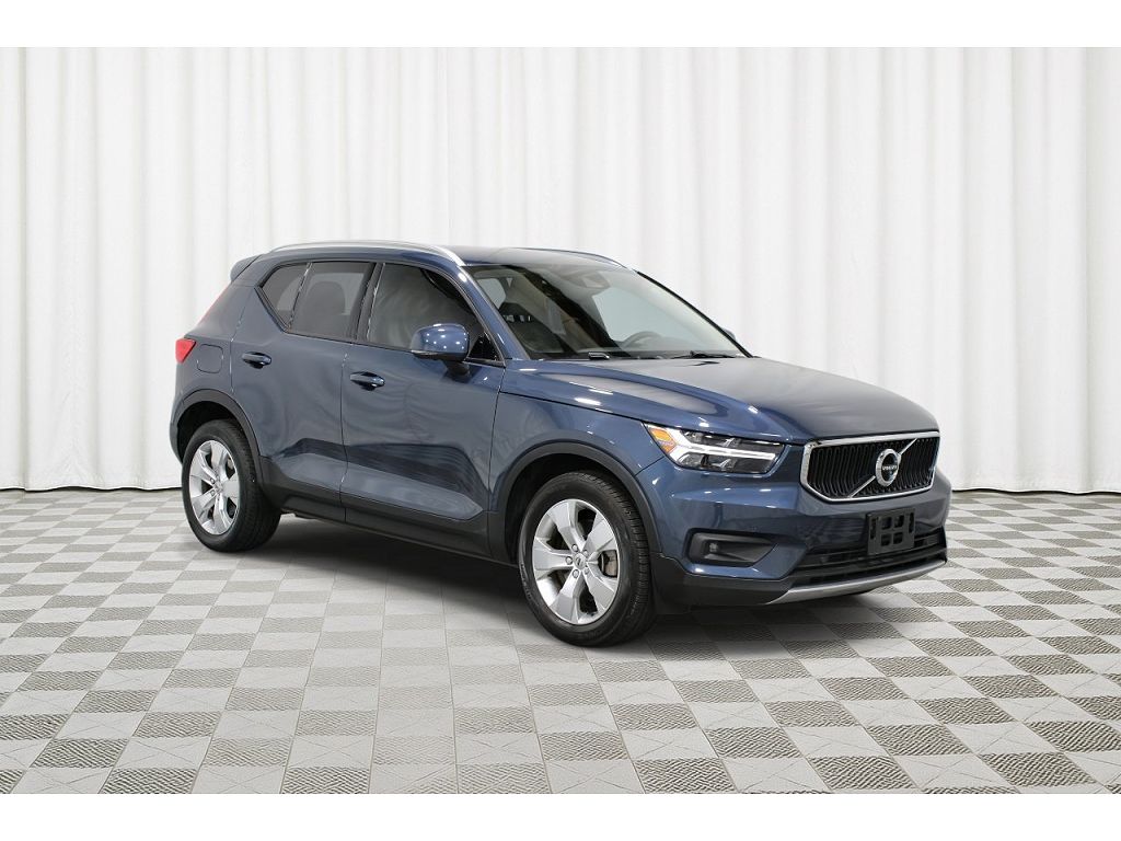 2022 Volvo XC40 T4 Momentum