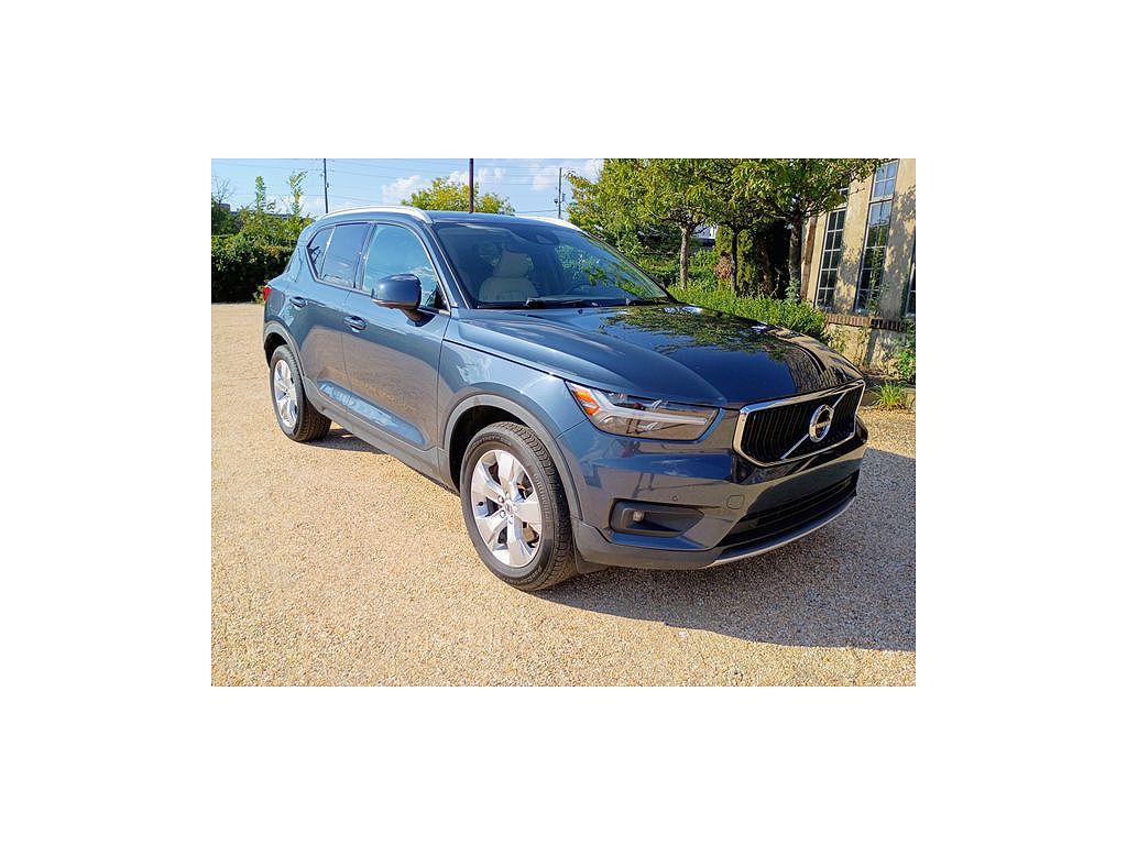2022 Volvo XC40 T4 Momentum