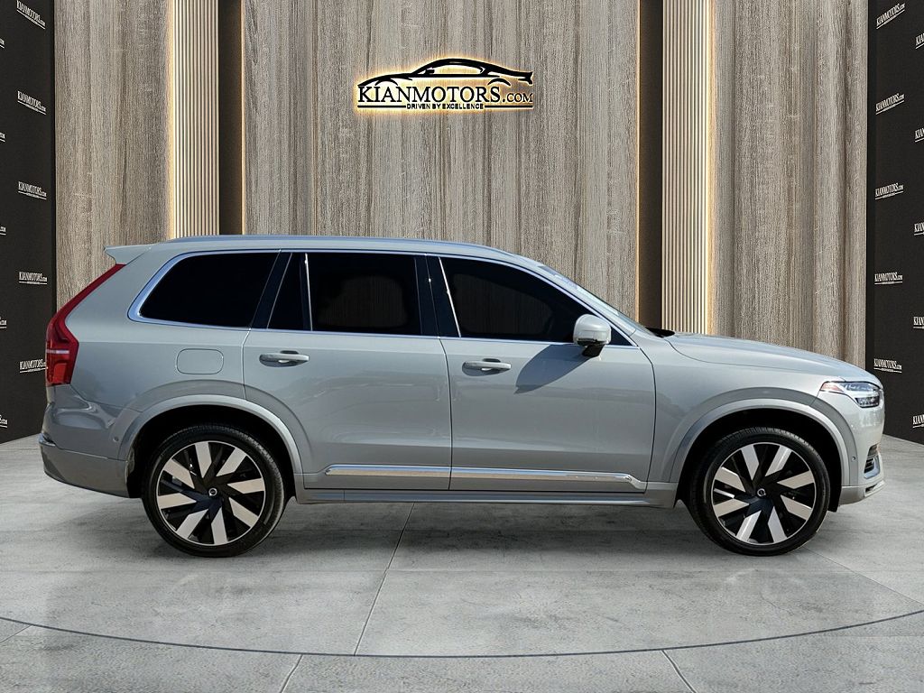 2024 Volvo XC90 plug-in hybrid Plus Bright Theme