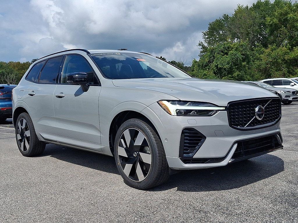 2024 Volvo XC60 Recharge Plug-In Hybrid Plus Dark Theme