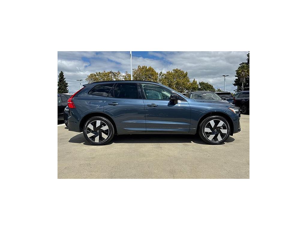 2024 Volvo XC60 Recharge Plug-In Hybrid T8 Plus Dark Theme