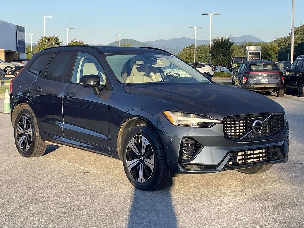 2024 Volvo XC60 Plus Dark Theme