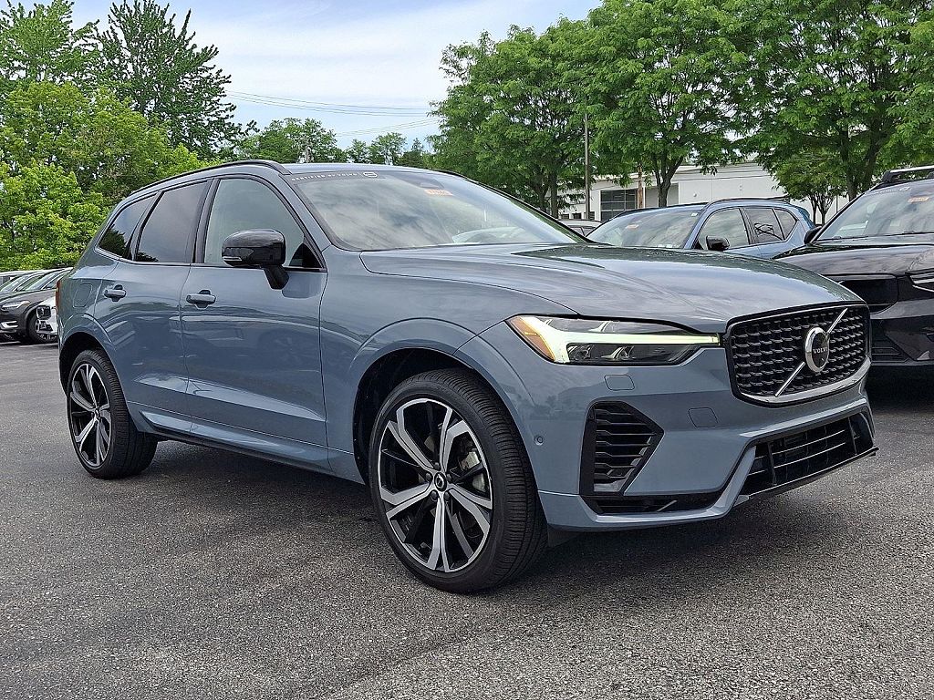 2023 Volvo XC60 Recharge Plug-In Hybrid Ultimate Dark Theme