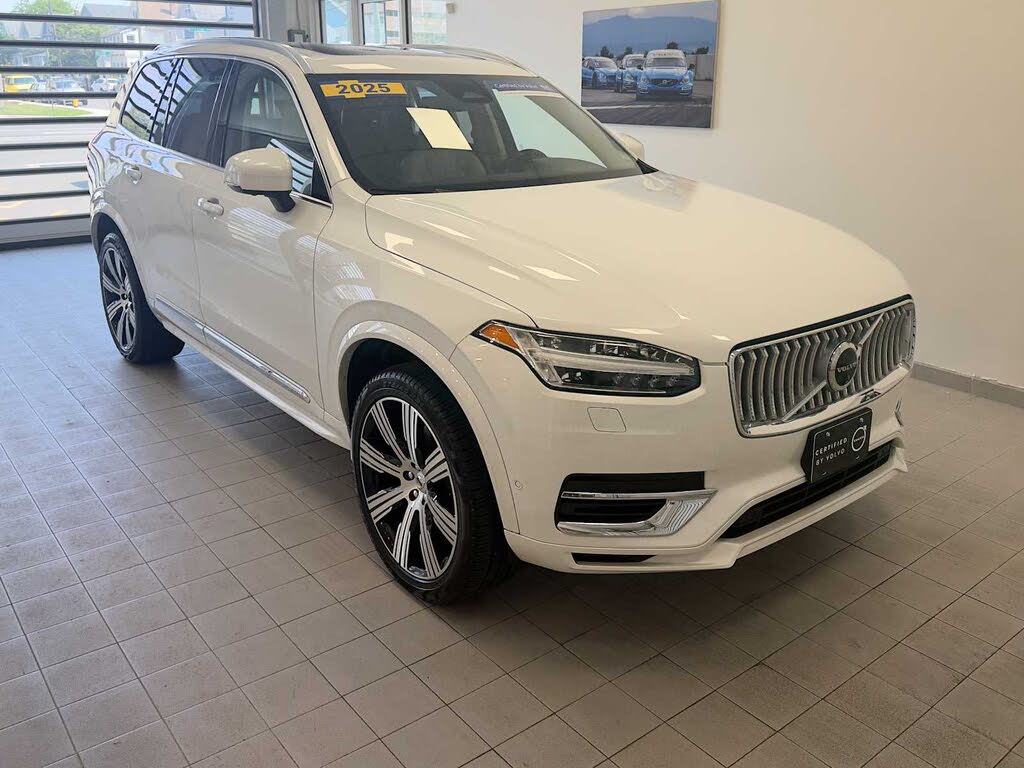 2025 Volvo XC90 T8 Plus