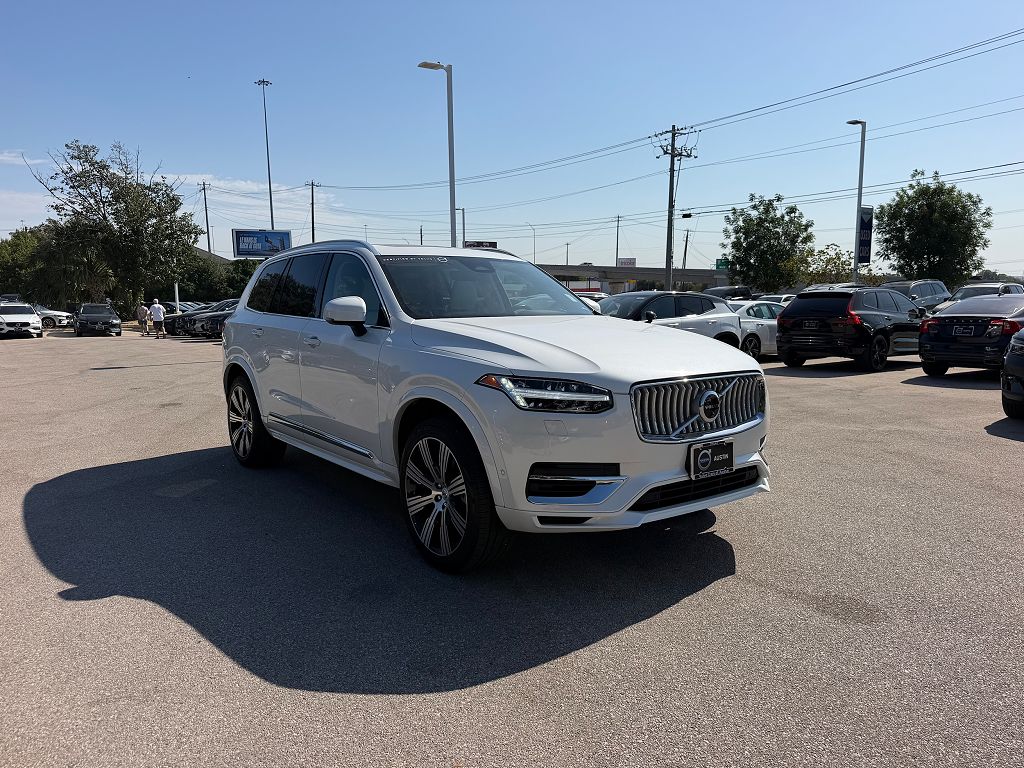 2025 Volvo XC90 plug-in hybrid T8 Plus 7-Seater