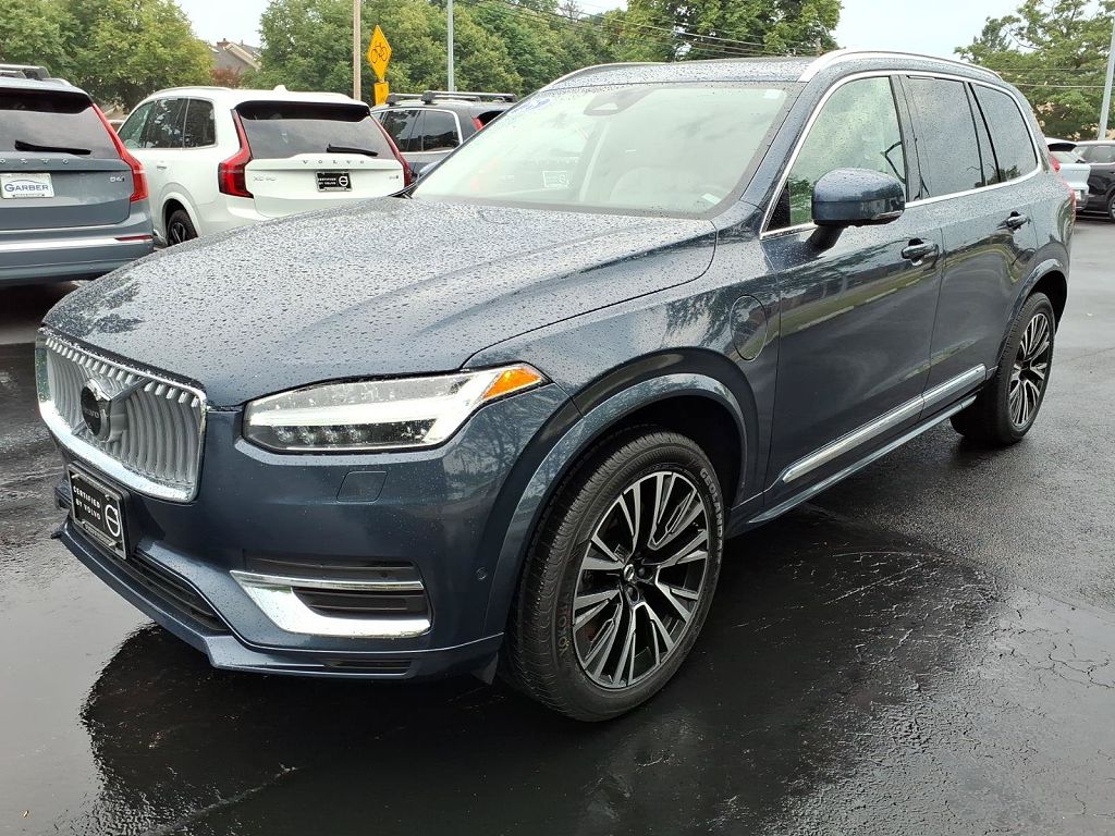 2025 Volvo XC90 plug-in hybrid T8 Plus 7-Seater